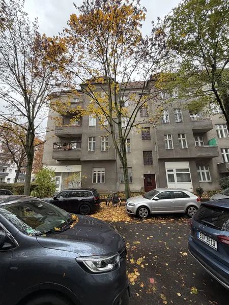 Altbau in Friedenau: 2 Zimmer im Hochparterre mit 3,70 m Deckenhöhe — photo 1